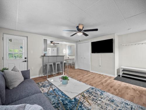 Bloomfield, Pittsburgh Bright and Spacious TWO Bedroom Apt with Free Parking in Pittsburgh, USA