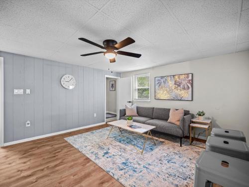 Bloomfield, Pittsburgh Bright and Spacious TWO Bedroom Apt with Free Parking in Pittsburgh, USA
