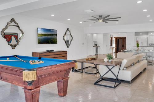 Retreat by Beach Waterfront Lago Key in Fort Lauderdale, USA