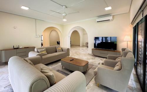 Damansara Heights Luxury Villa with Pool (16 pax) - image 13