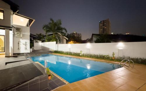 Damansara Heights Luxury Villa with Pool (16 pax)
