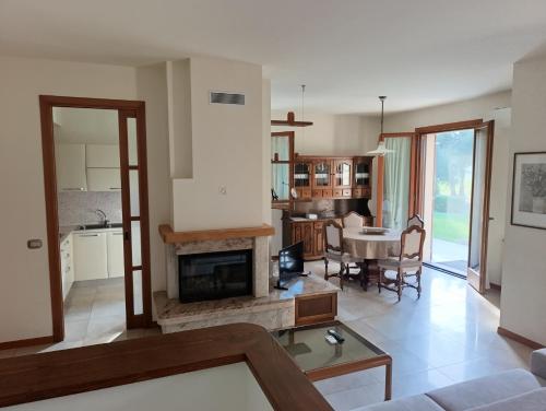 Relax nel verde a 5 minuti dal mare in appartamento dentro villa con giardino in มิซาโน อดริอาติโก