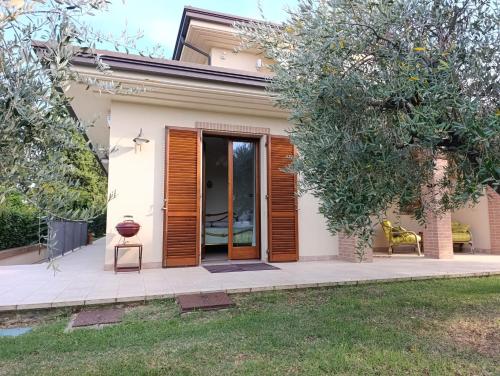 Relax nel verde a 5 minuti dal mare in appartamento dentro villa con giardino in มิซาโน อดริอาติโก