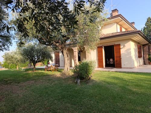 Relax nel verde a 5 minuti dal mare in appartamento dentro villa con giardino in มิซาโน อดริอาติโก