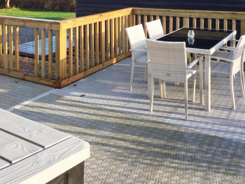 숙소 외관, 6 person holiday home in SÖLVESBORG (6 person holiday home in SOLVESBORG) in 에발뤼케