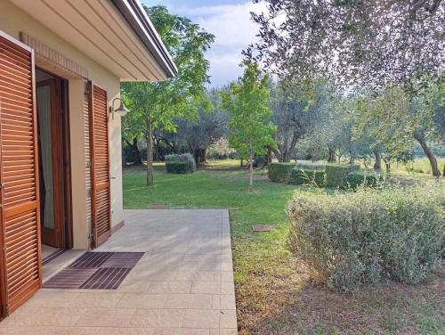 Relax nel verde a 5 minuti dal mare in appartamento dentro villa con giardino in มิซาโน อดริอาติโก