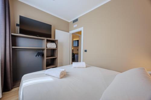 1 queen bed, 3 twin beds