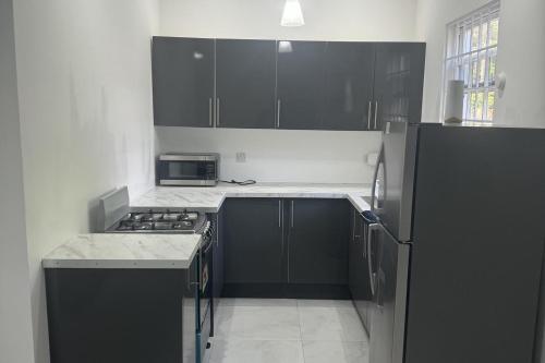 1 Bed - Sleeps 4 - Parking - 5 Min to Beach, Mammee Bay (foto 2)