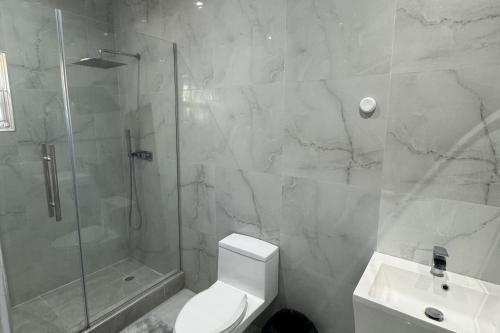 1 Bed - Sleeps 4 - Parking - 5 Min to Beach, Mammee Bay (foto 6)