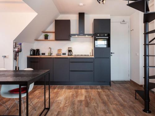 Konyha, Apartment near Sneekermeer with Marina Access in Offingawier