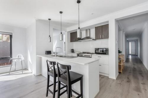 Modern Comfort in Avondale Heights Family Home in برايبروك