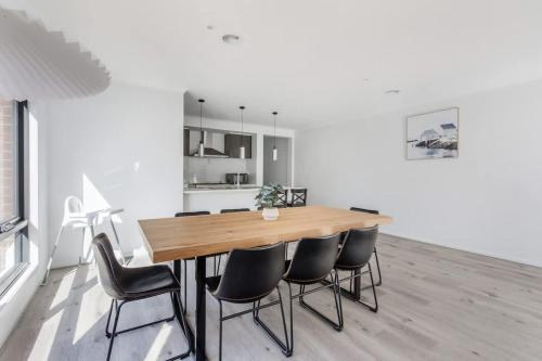 Modern Comfort in Avondale Heights Family Home in برايبروك