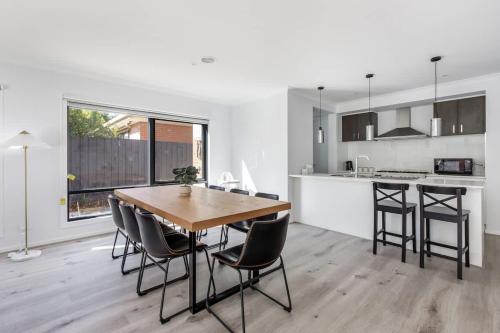 Modern Comfort in Avondale Heights Family Home in برايبروك