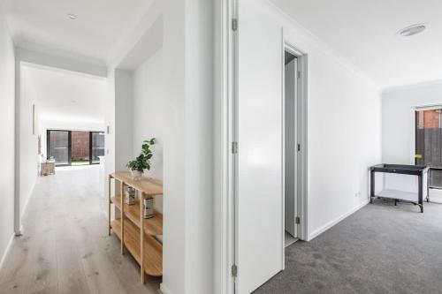 Modern Comfort in Avondale Heights Family Home in برايبروك