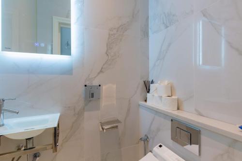 Knightsbridge 1BD Flat with Private Balcony - image 7