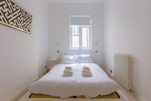 Knightsbridge 1BD Flat with Private Balcony - image 2