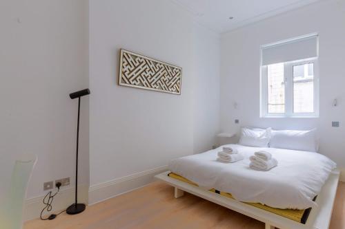 Knightsbridge 1BD Flat with Private Balcony - image 3