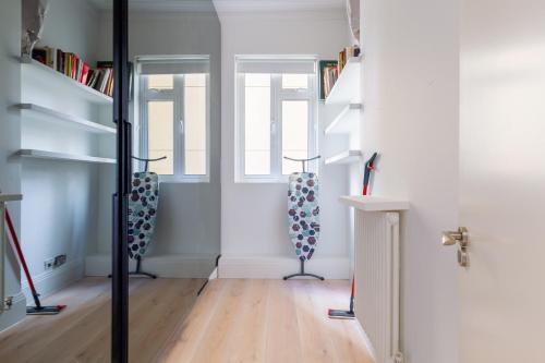 Knightsbridge 1BD Flat with Private Balcony - image 9