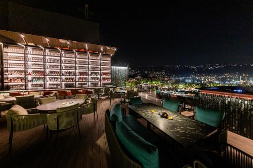 Restaurant, BURJ ON BAY Hotel in Kfar Yassine