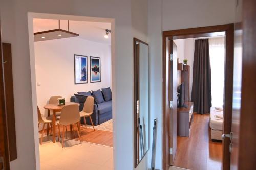 Cozy Flat with Pool & Mountain Views, Near Gondola by Flat Mаnаger, Bansko (zdjęcie 10)