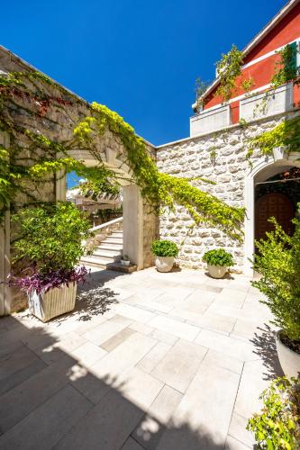 Villa Katarina on Kotor Bay in لجوتا