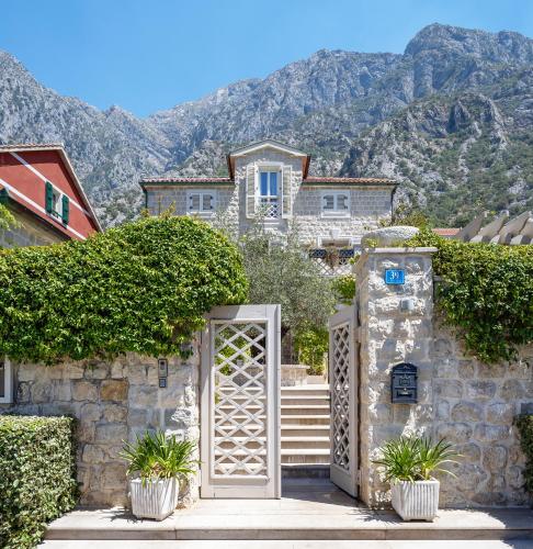 Villa Katarina on Kotor Bay in لجوتا