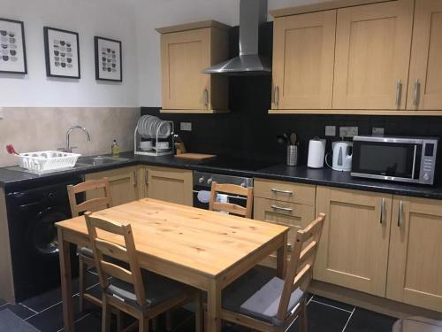 Konyha, Anson Studios Walsall M6, J10 in Bentley