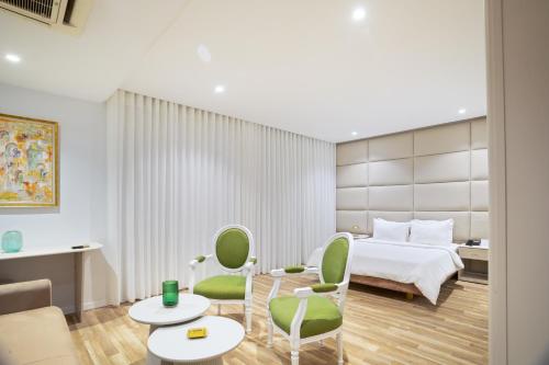 2 twin beds, 1 sofa bed