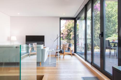 LovelyStay - Primrose 2BR Flat with Free Parking, AC and Balcony, Porto