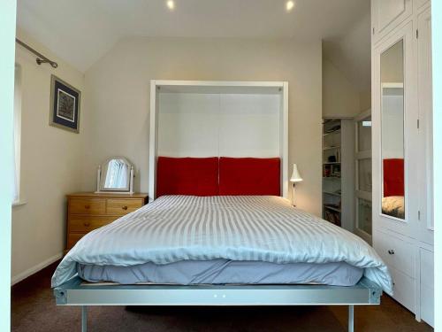 Farnham Haven: Unique Home with Courtyard in ฟาร์นฮาร์น