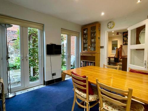 Farnham Haven: Unique Home with Courtyard in ฟาร์นฮาร์น