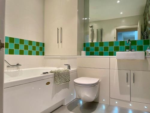 Farnham Haven: Unique Home with Courtyard in ฟาร์นฮาร์น