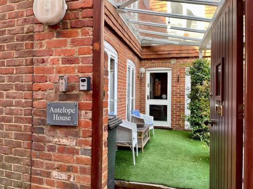 Farnham Haven: Unique Home with Courtyard in ฟาร์นฮาร์น