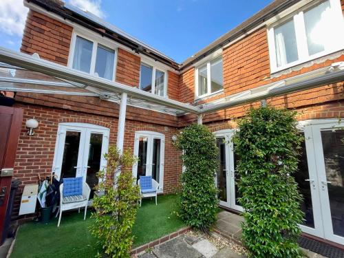 Farnham Haven: Unique Home with Courtyard in ฟาร์นฮาร์น