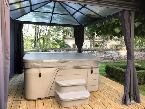 Spa, 位於維爾通的獨特度假別墅-有按摩浴缸沙蒂永 (Rustic Charm, Modern Comfort) in 阿爾隆