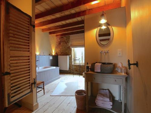 浴室, 位於維爾通的獨特度假別墅-有按摩浴缸沙蒂永 (Rustic Charm, Modern Comfort) in 阿爾隆