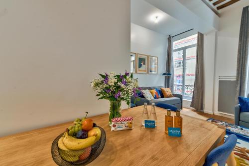 Urban Flat 98 - 4 Bedrooms Apartment center of Paris - image 3