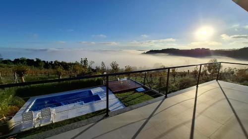 Erkély/terasz, Casa 2 suítes, ofurô, piscina no Vale dos Vinhedos (Casa 2 suites, ofuro, piscina no Vale dos Vinhedos) in Monte Belo Do Sul