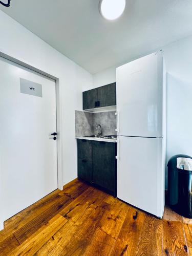 Konyha, Comfortable Private Rooms in 5BR Apartment Near Kaufpark Alterlaa in 23. Liesing