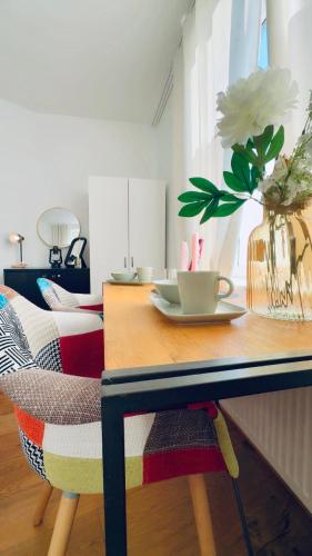 Konyha, Comfortable Private Rooms in 5BR Apartment Near Kaufpark Alterlaa in 23. Liesing