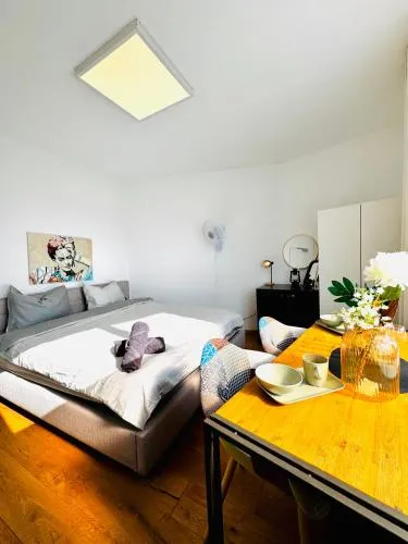 Comfortable Private Rooms in 5BR Apartment Near Kaufpark Alterlaa in Wien, Österreich