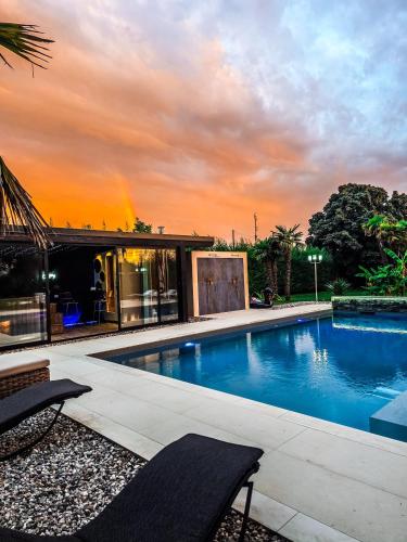 . CasaKadd002LuxuryHeated Pool Garden Patio Barbeque