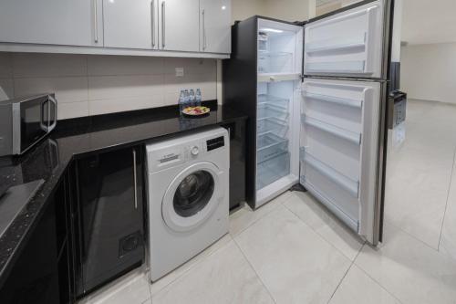 Family-Sized 4BR I Pool, Jacuzzi & Gym, Dubai (Foto 7)