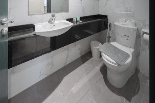Family-Sized 4BR I Pool, Jacuzzi & Gym, Dubai (Foto 8)
