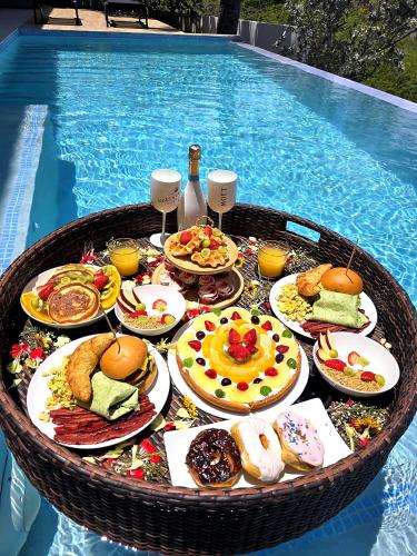 Comida y bebida, Luxury 12-Guest Villa in Gated Community with Pool, Ocean View & Private Beach Access in Willibrordus