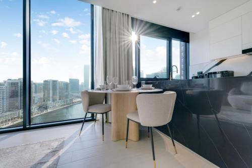 FAM Living Trillionaire Residences Premium Studio with Private Jacuzzi and Canal View, Dubái (foto 6)