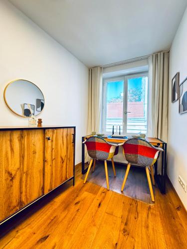 A szálláshely kívülről, Comfortable Private Rooms in 5BR Apartment Near Kaufpark Alterlaa in 23. Liesing