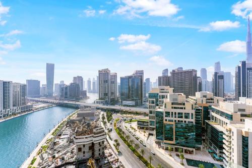 FAM Living Trillionaire Residences Premium Studio with Private Jacuzzi and Canal View, Dubái (foto 3)
