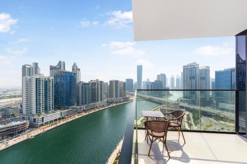 FAM Living Trillionaire Residences Premium Studio with Private Jacuzzi and Canal View, Dubái (foto 4)