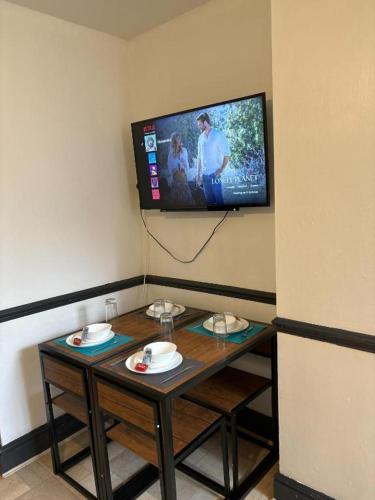 Tudors eSuites - Stratford Budget Friendly Apartments #676S in King's Heath